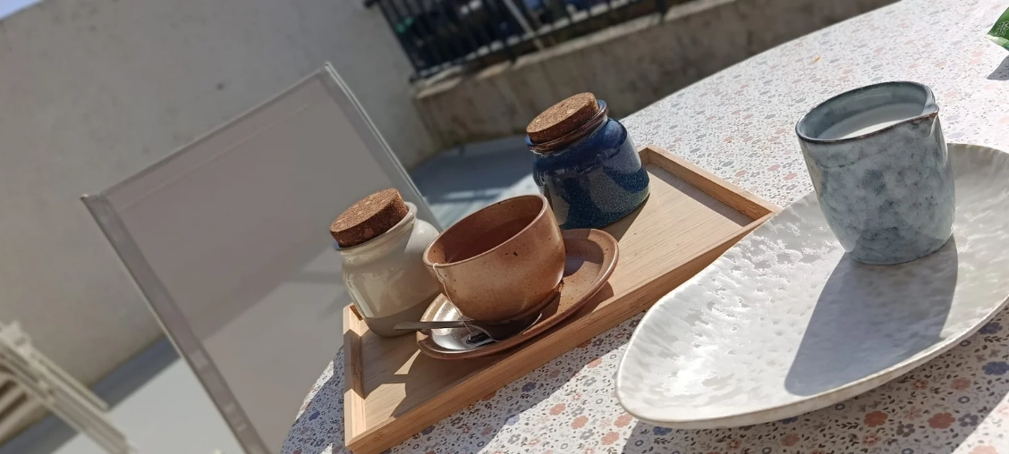 Logotipo oficial de Casa Buen Camino en Arzúa: ilustración circular con una casa de campo, senderos, naturaleza y sol, que representa el descanso del peregrino.