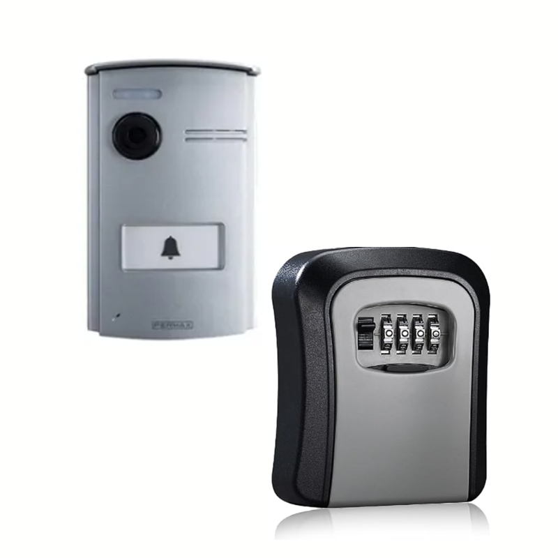 Vista de la cocina reformada de Casa Buen Camino en Arzúa. Se observan muebles y armarios superiores de color blanco impecable, encimera de granito veteado, placa de inducción, horno y microondas encastrados. Una mesa de madera clara con bancos ocupa el primer plano y una ventana al fondo ilumina toda la estancia con luz natural y vistas al jardín.