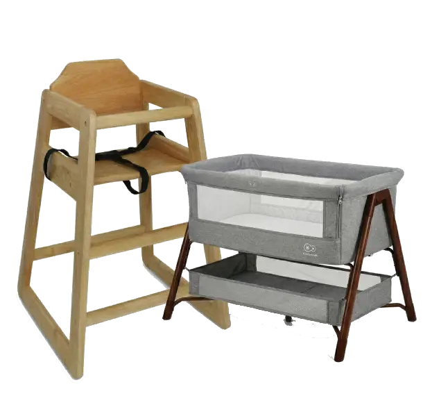 Cuna de viaje moderna en color azul marino junto a una trona de madera clásica para bebé, ambas sobre un fondo blanco limpio.