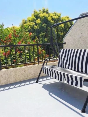 balancin-terraza-soleada-descanso-arzua Terraza soleada con balancín de descanso en Casa Buen Camino Arzúa