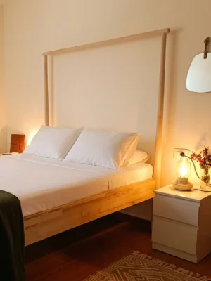 dormitorio-principal-acogedor-casa-buen-camino-arzua Dormitorio acogedor con cama doble de madera en Casa Buen Camino Arzúa