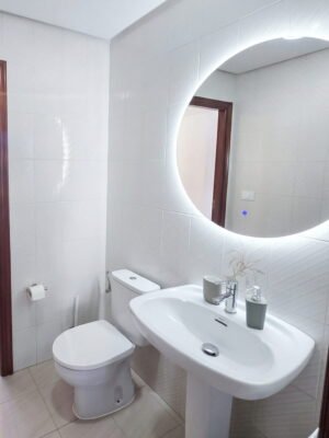bano-moderno-con-espejo-led-casa-buen-camino-arzua Baño moderno y luminoso con espejo LED en Casa Buen Camino Arzúa