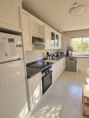 cocina-equipada-luminosa-vistas-jardin-arzua Cocina completa equipada con lavavajillas y vistas al jardín en Casa Buen Camino Arzúa