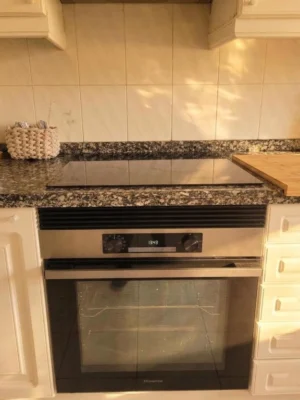 horno-vitroceramica-cocina-equipada-arzua Horno eléctrico y placa vitrocerámica en la cocina de Casa Buen Camino Arzúa