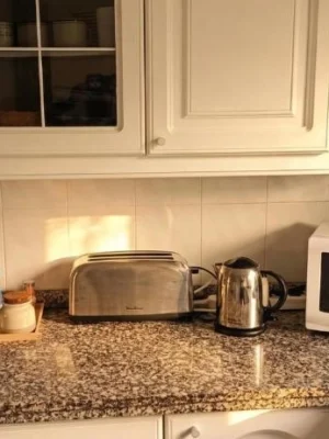 zona-desayuno-equipada-casa-buen-camino-arzua Pequeños electrodomésticos y rincón de café en la cocina de Casa Buen Camino Arzúa