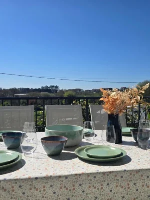 mesa-terraza-comidas-grupos-casa-buen-camino-arzua Mesa exterior preparada para grupos con vistas al campo en Casa Buen Camino Arzúa