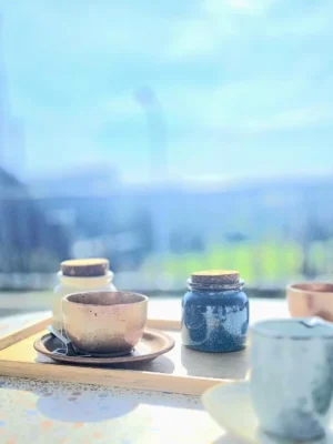 relax-terraza-vistas-arzua-casa-buen-camino Momento de relax con café y vistas al campo en Casa Buen Camino Arzúa