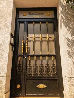 entrada-principal-casa-buen-camino-arzua Fachada y puerta de entrada principal de Casa Buen Camino Arzúa