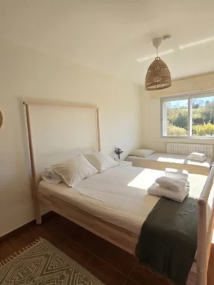 habitacion-triple-camas-doble-individual-casa-buen-camino-arzua Habitación triple con cama doble e individual en Casa Buen Camino Arzúa