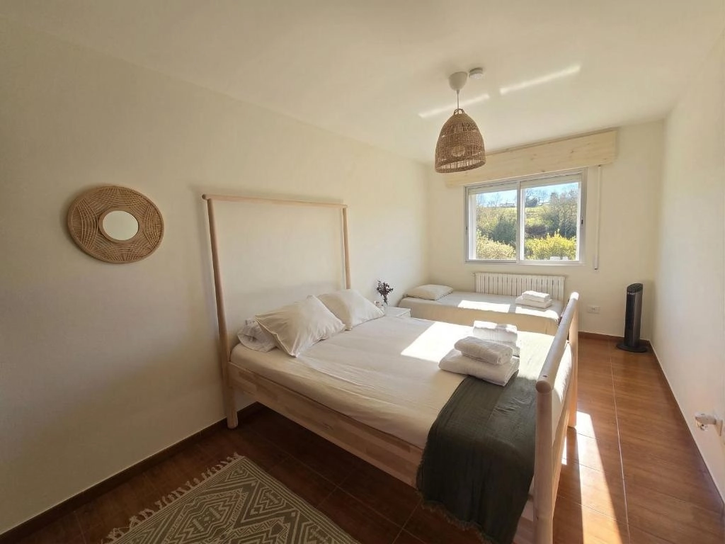 Bright bedroom – Casa Buen Camino, Arzúa