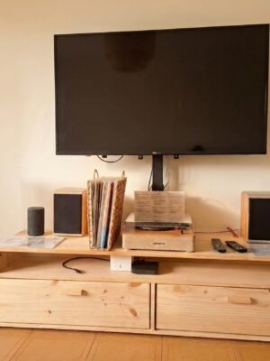 smart-tv-entretenimiento-salon-casa-buen-camino-arzua Salón con Smart TV y mueble de madera natural en Casa Buen Camino Arzúa