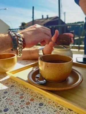 experiencia-peregrino-cafe-terraza-arzua Peregrino disfrutando de un café en la terraza de Casa Buen Camino Arzúa