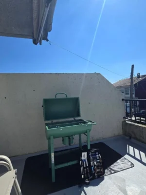 barbacoa-exterior-equipada-casa-buen-camino-arzua Barbacoa completa con utensilios en la terraza de Casa Buen Camino Arzúa