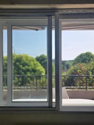 ventana-vistas-jardin-casa-buen-camino-arzua Ventana con doble acristalamiento y vistas al exterior en Casa Buen Camino Arzúa